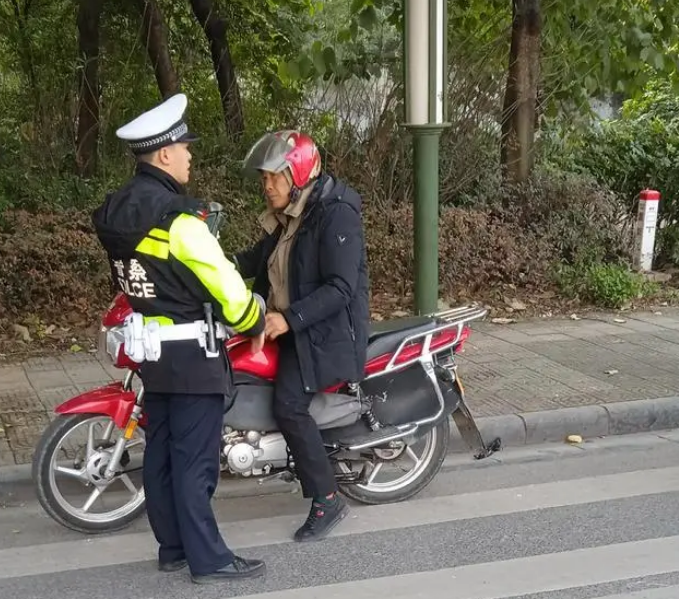 查處酒駕，只為大家的出行保駕護(hù)航